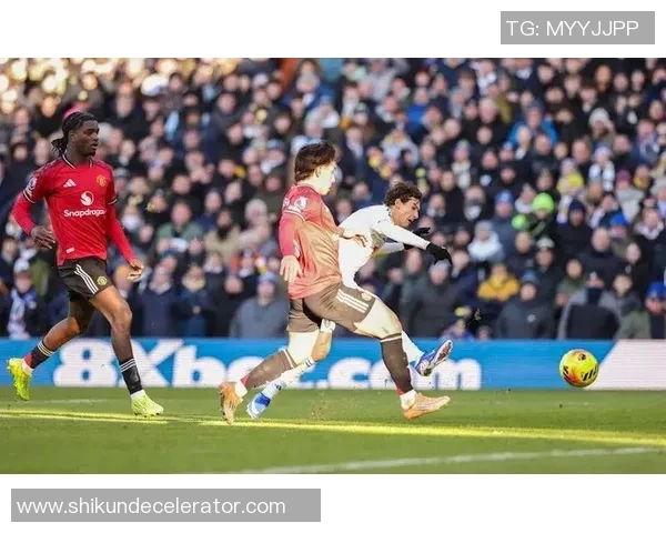 意甲激战:那不勒斯与曼联战成平局绝杀瞬间引发全场狂欢分析 意甲激战:那不勒斯与曼联战成平局绝杀瞬间引发全场狂欢分析