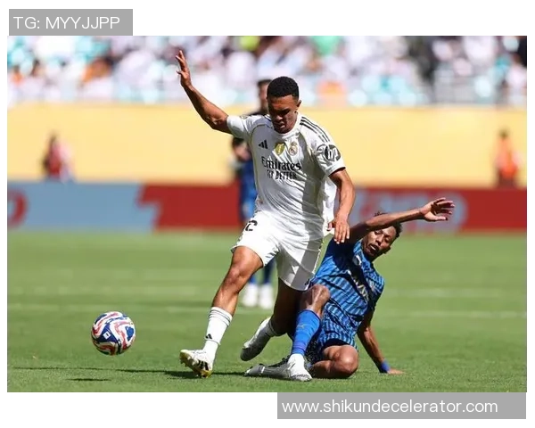 中超激战皇马与里昂鏖战至平局绝杀瞬间引发全场热烈反响 中超激战皇马与里昂鏖战至平局绝杀瞬间引发全场热烈反响